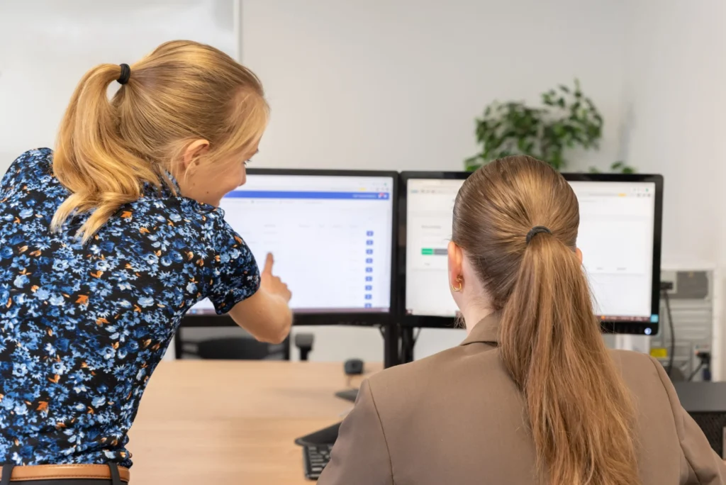 Medewerker biedt hulp